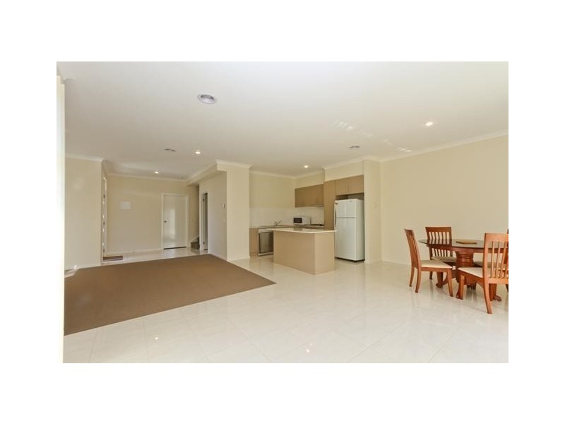 7/16-20 Honeysuckle close, Pakenham VIC 3810