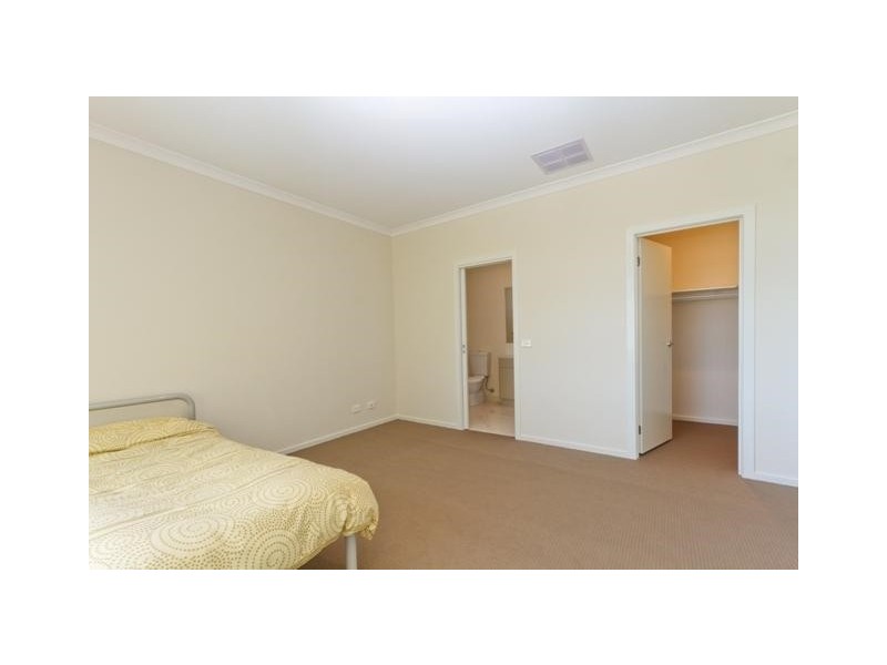 7/16-20 Honeysuckle close, Pakenham VIC 3810