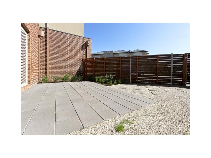 7/16-20 Honeysuckle close, Pakenham VIC 3810