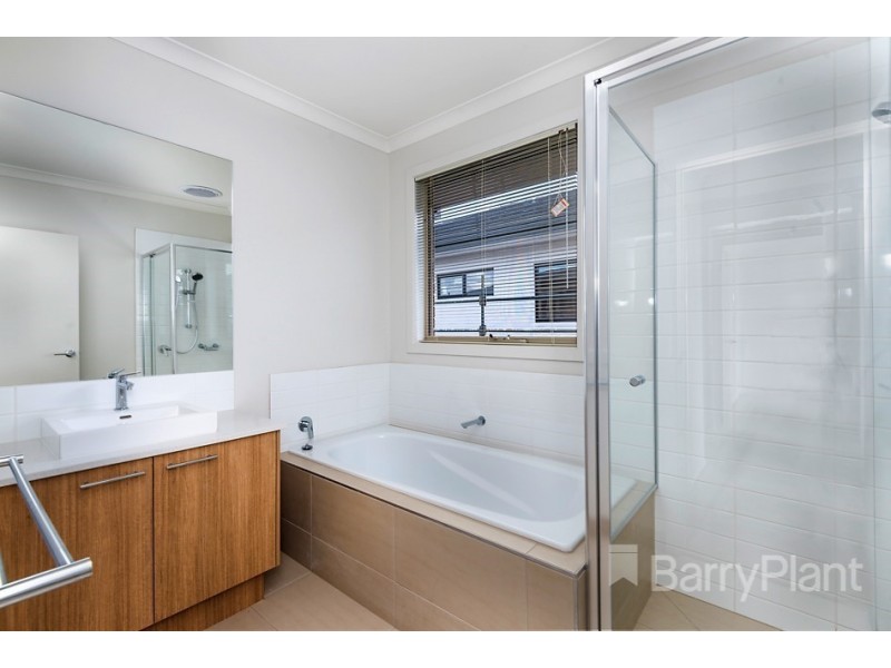 18 Woodland Ave, Keysborough VIC 3173