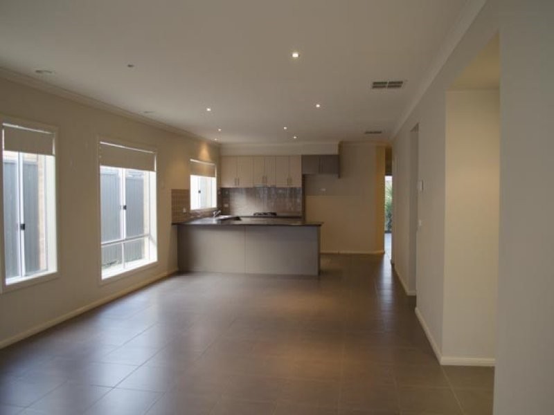 8 Platt Close, Pakenham VIC 3810