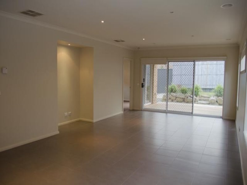 8 Platt Close, Pakenham VIC 3810