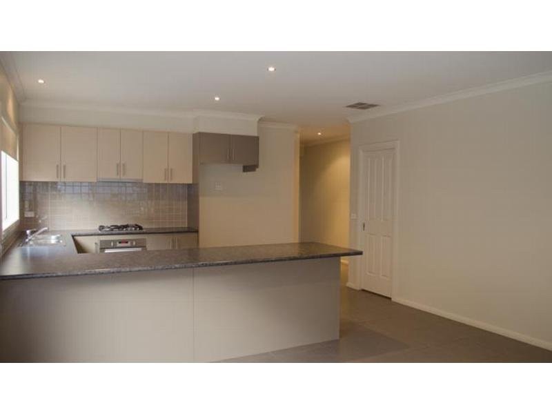 8 Platt Close, Pakenham VIC 3810