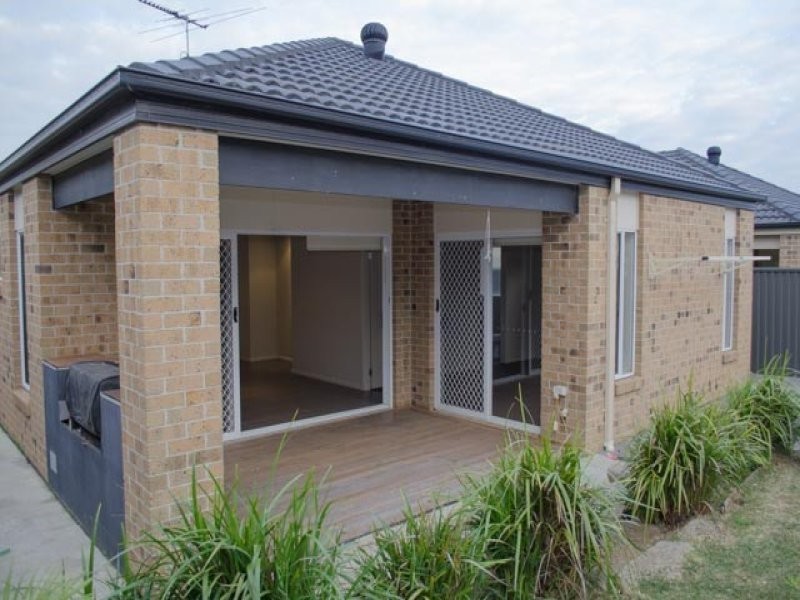 8 Platt Close, Pakenham VIC 3810