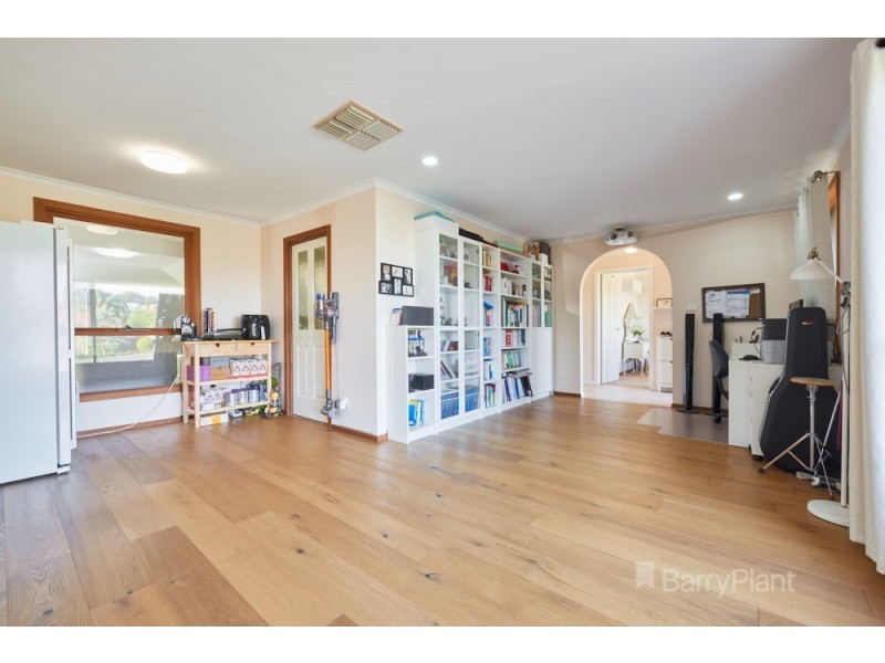 11 Currie Ave, Endeavour Hills VIC 3802