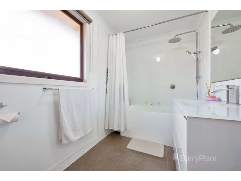 11 Currie Ave, Endeavour Hills VIC 3802