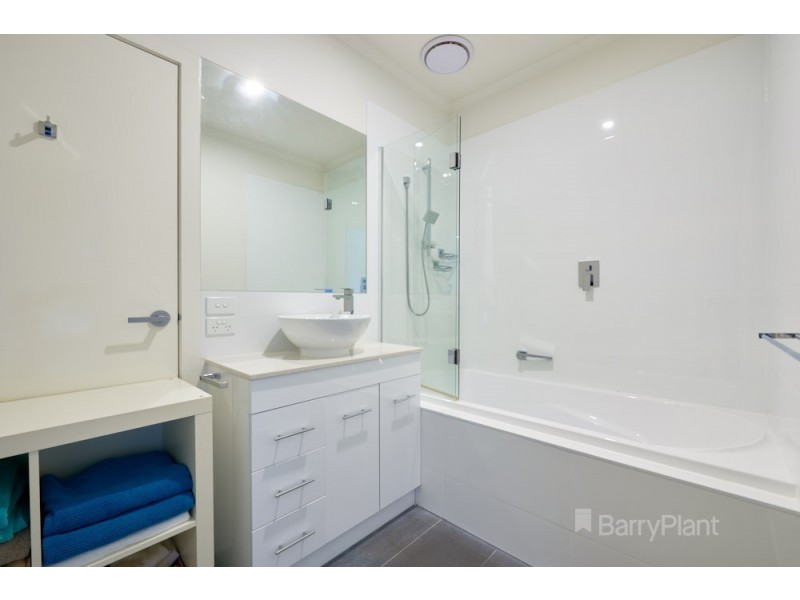 8 Stenocarpus Drive, Doveton VIC 3177