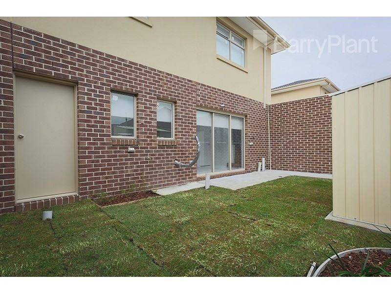 2/5 Elray Avenue, Dandenong VIC 3175