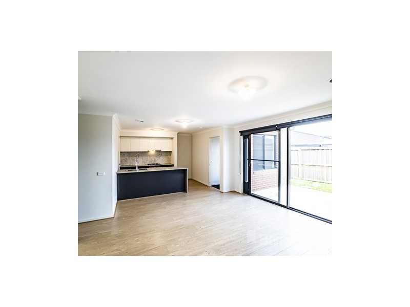 8 Hurdle Street, Clyde North VIC 3978