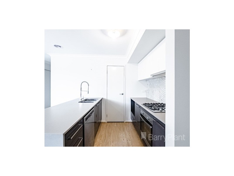 8 Hurdle Street, Clyde North VIC 3978