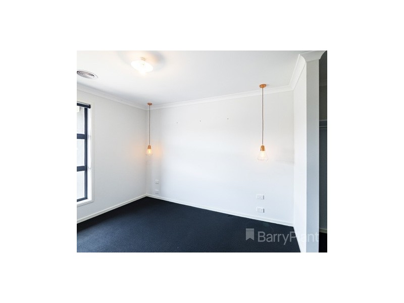 8 Hurdle Street, Clyde North VIC 3978