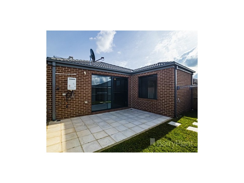 8 Hurdle Street, Clyde North VIC 3978