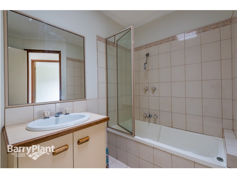27 Brentwood Drive, Cranbourne North VIC 3977