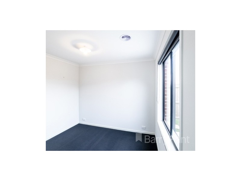 8 Hurdle Street, Clyde North VIC 3978