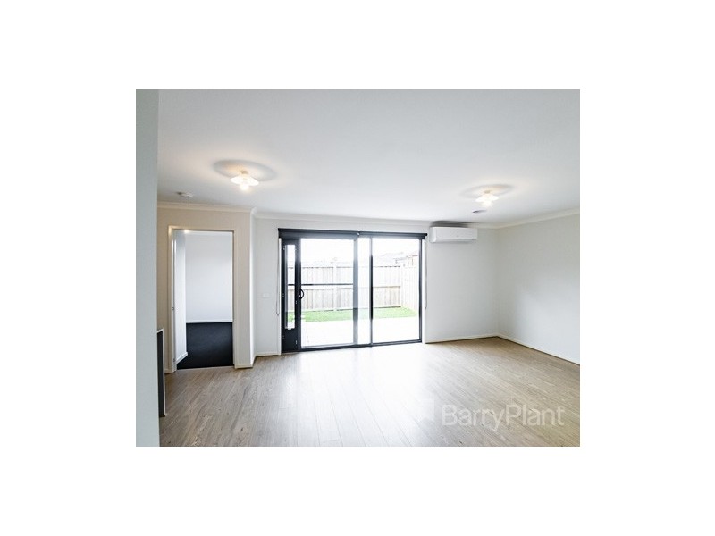 8 Hurdle Street, Clyde North VIC 3978