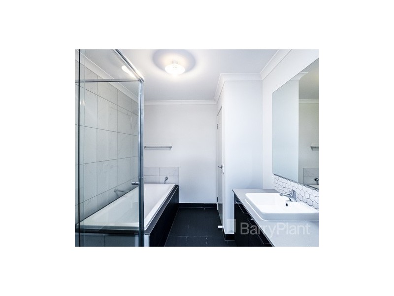 8 Hurdle Street, Clyde North VIC 3978