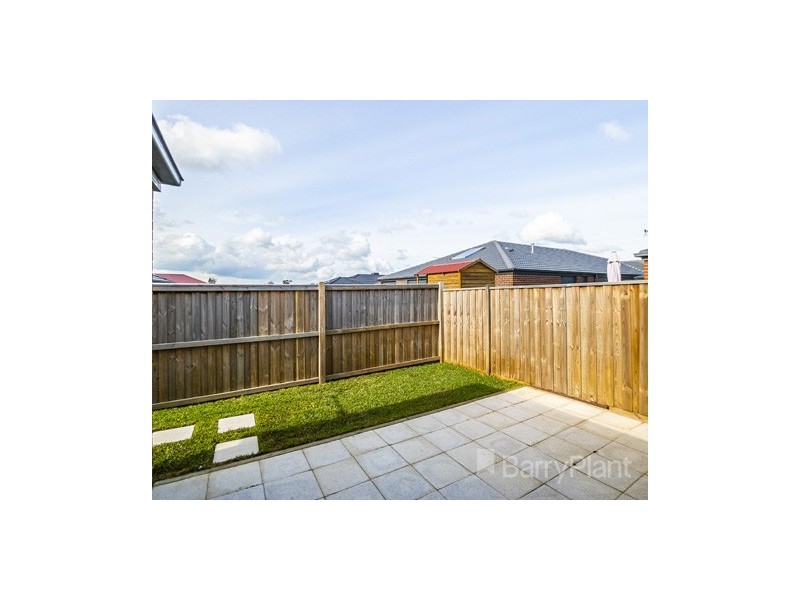 8 Hurdle Street, Clyde North VIC 3978