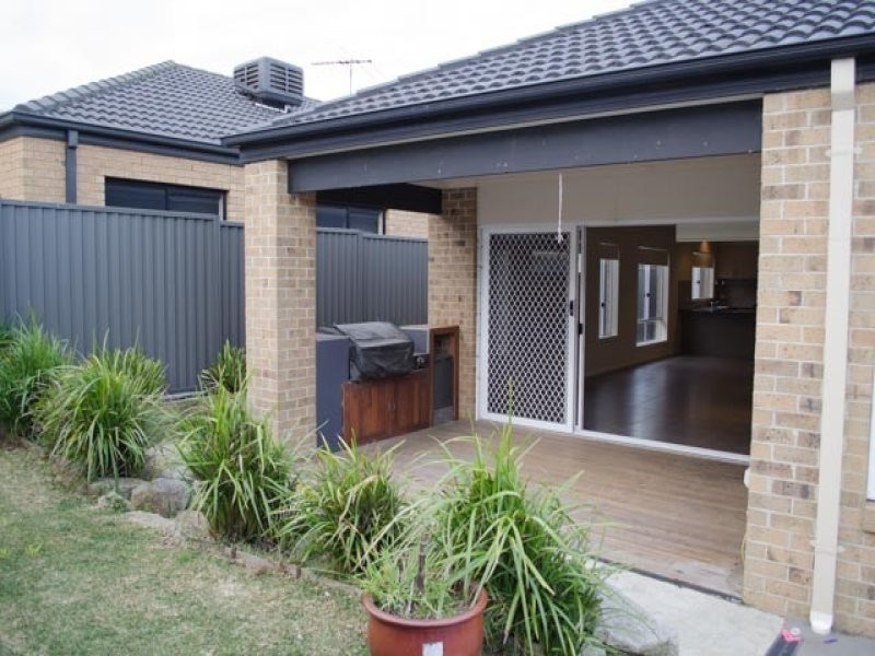 8 Platt Close, Pakenham VIC 3810