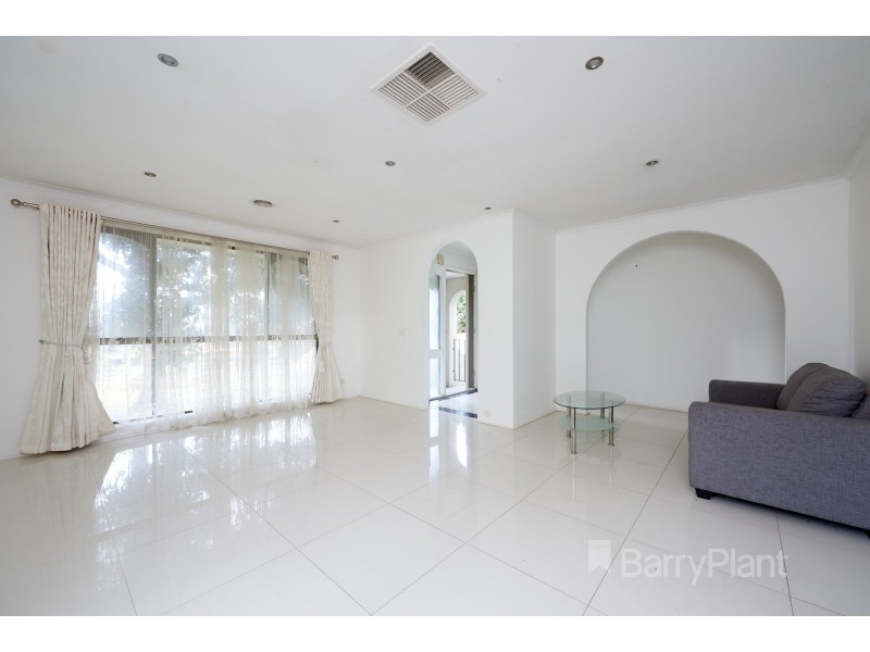 42 Oaktree Drive, Hampton Park VIC 3976