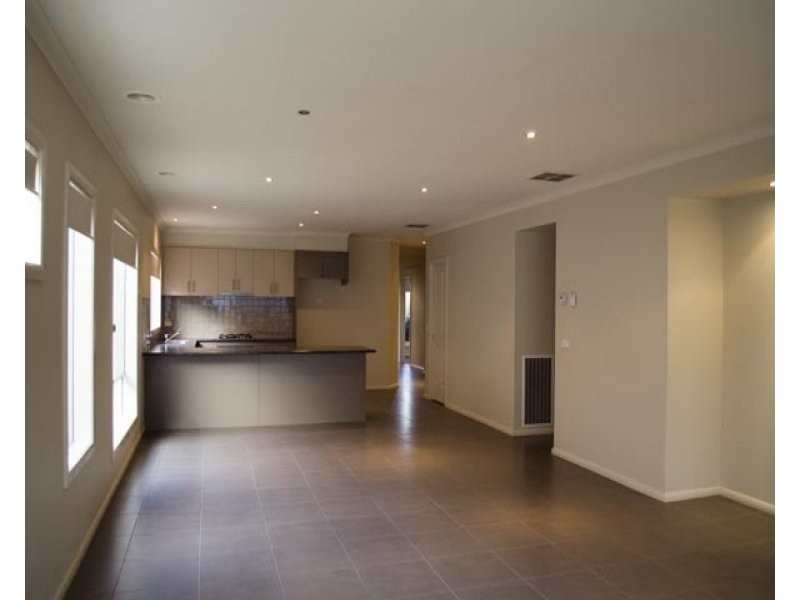 8 Platt Close, Pakenham VIC 3810