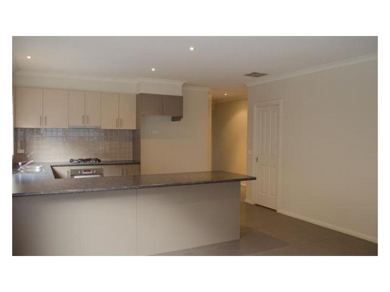 8 Platt Close, Pakenham VIC 3810