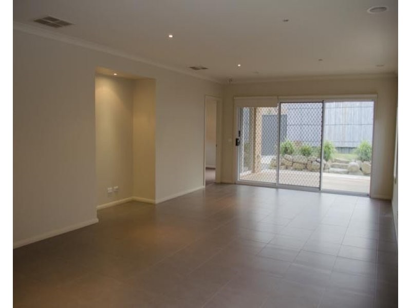 8 Platt Close, Pakenham VIC 3810