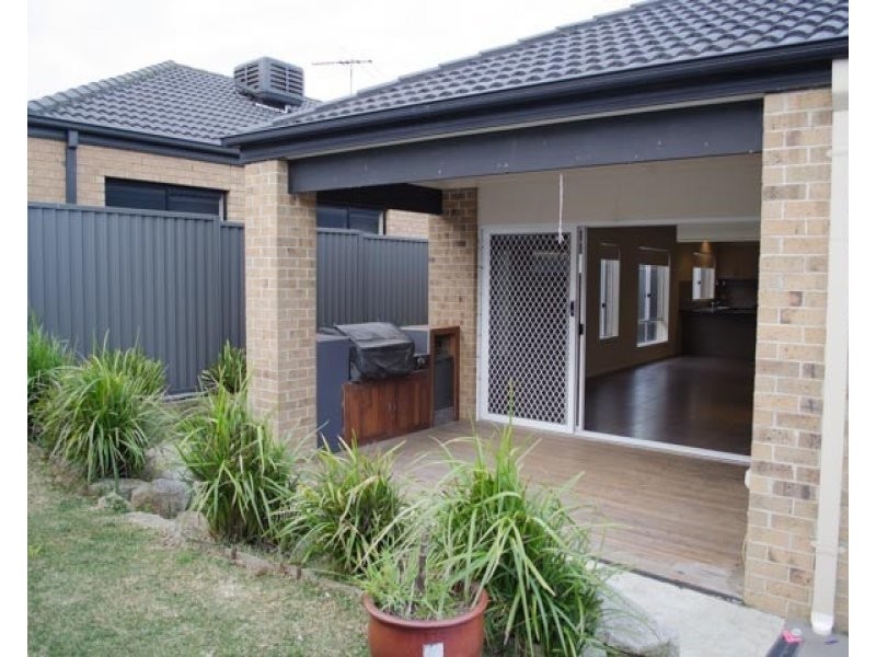 8 Platt Close, Pakenham VIC 3810