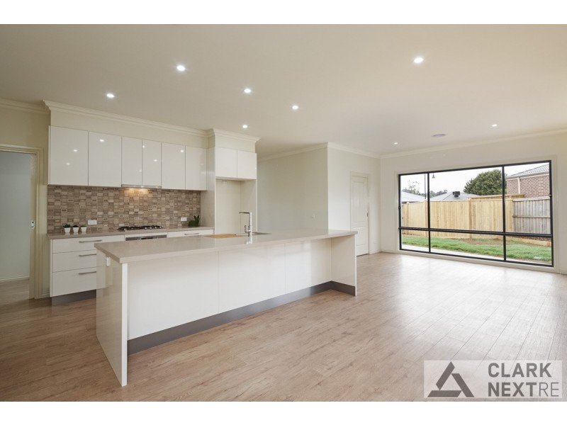 24 Kensington Drive, Warragul VIC 3820