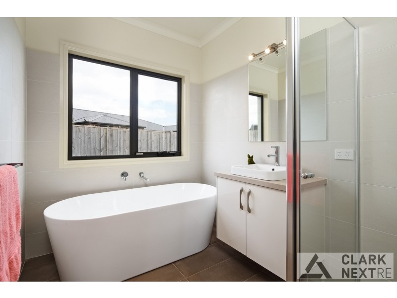 24 Kensington Drive, Warragul VIC 3820