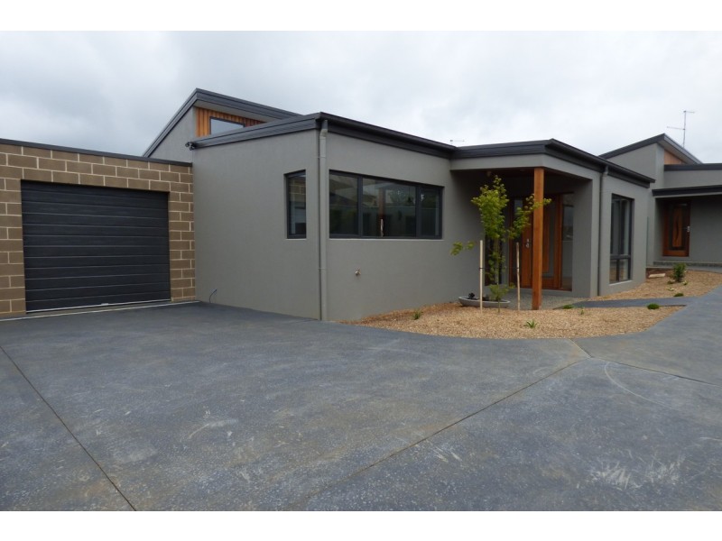 2/63 Main Neerim Road, Neerim South VIC 3831