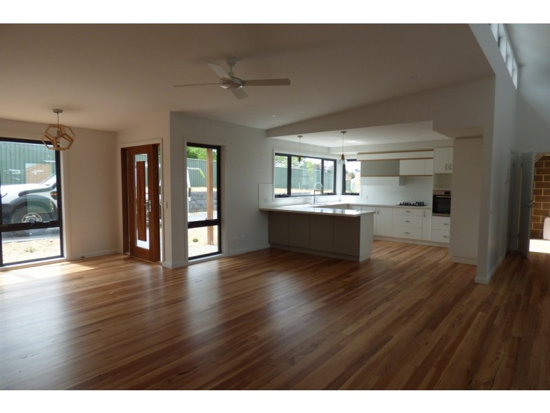 2/63 Main Neerim Road, Neerim South VIC 3831