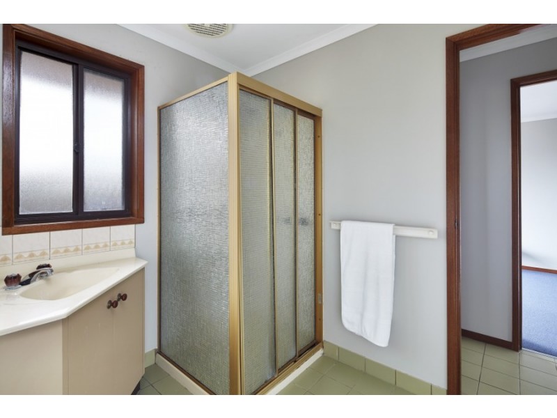 2/16 Cambridge Drive, Warragul VIC 3820