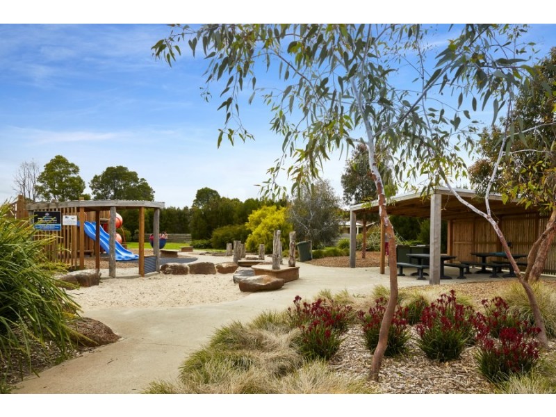 2/16 Cambridge Drive, Warragul VIC 3820