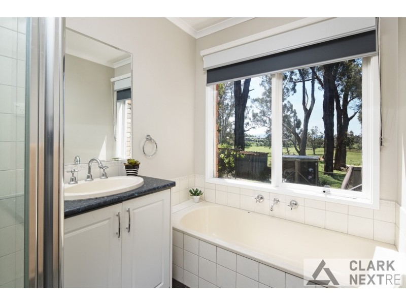 8 Andrew Court, Drouin VIC 3818