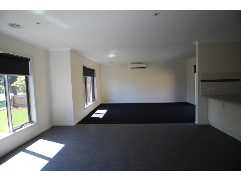 1/4 Hearn Street, Drouin VIC 3818