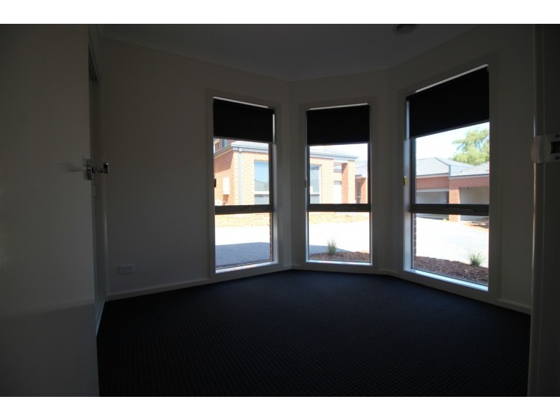 2/4 Hearn Street, Drouin VIC 3818