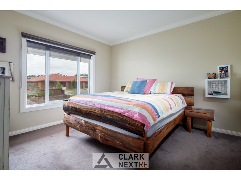 8 Folkstone Court, Drouin VIC 3818