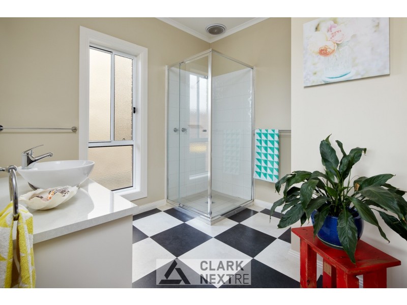 8 Folkstone Court, Drouin VIC 3818