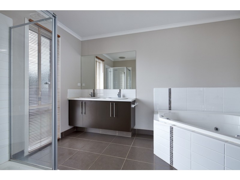 13 Vivian Court, Drouin VIC 3818