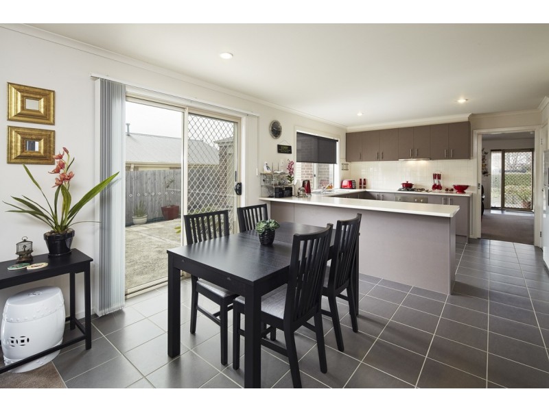 5 Lomandra Court, Drouin VIC 3818