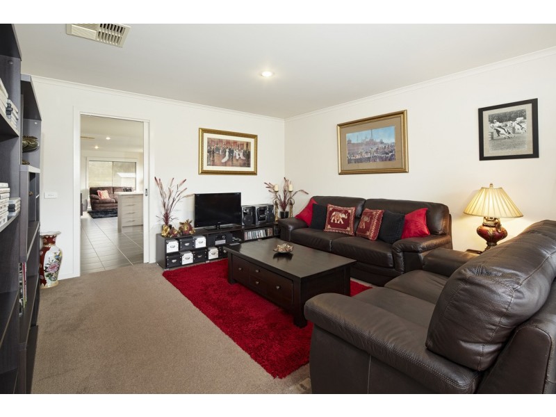 5 Lomandra Court, Drouin VIC 3818