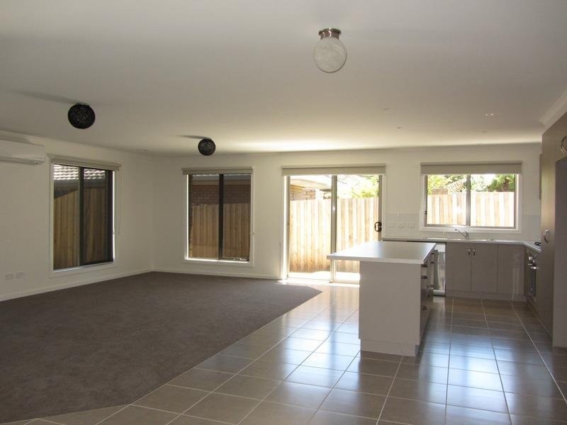 2/4 Albert Road, Drouin VIC 3818