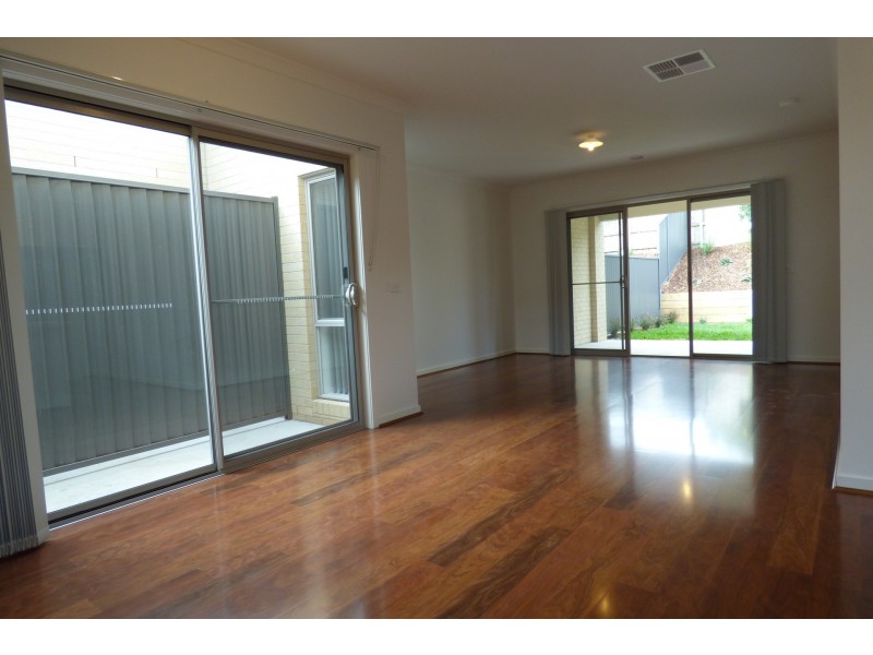 1/275a Princes Way, Drouin VIC 3818