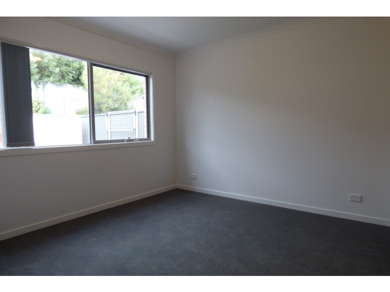 1/275a Princes Way, Drouin VIC 3818