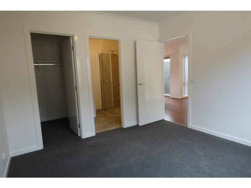 1/275a Princes Way, Drouin VIC 3818