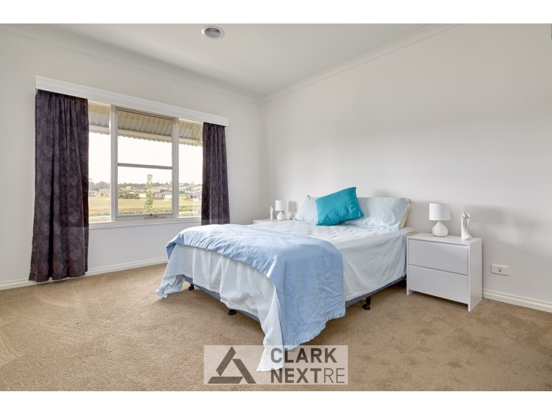 39 Manikato Drive, Drouin VIC 3818