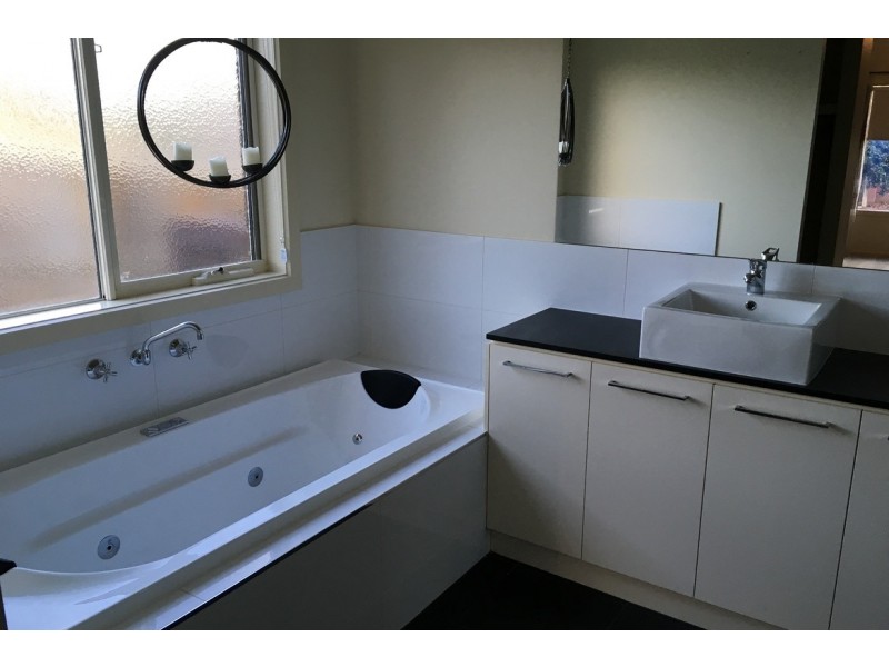 98 Jackson Drive, Drouin VIC 3818