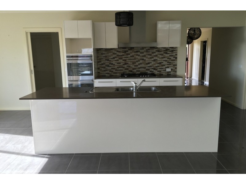 98 Jackson Drive, Drouin VIC 3818