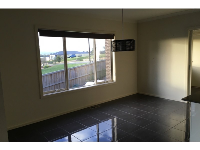 98 Jackson Drive, Drouin VIC 3818