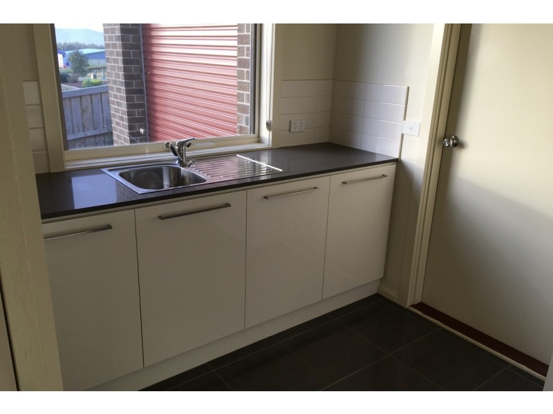 98 Jackson Drive, Drouin VIC 3818